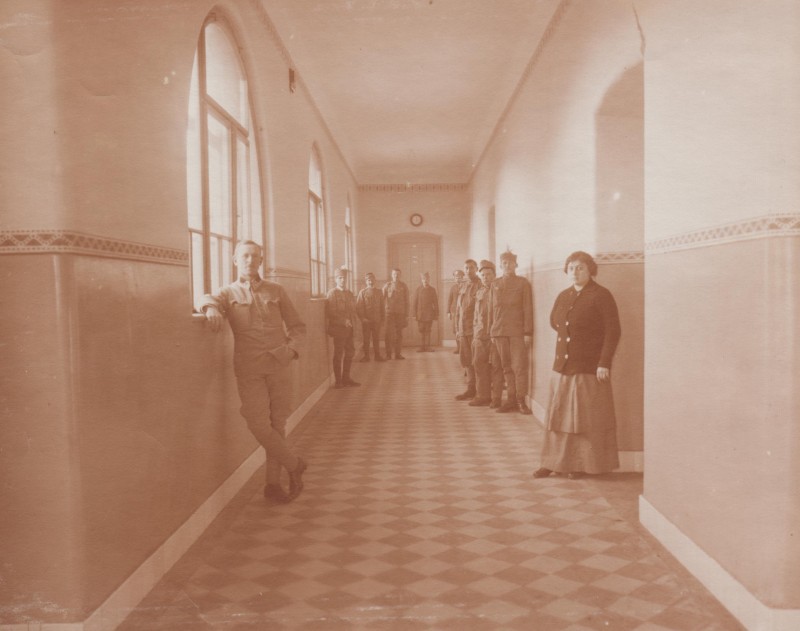 Vojaci počas 1. svetovej vojny na chodbe školy