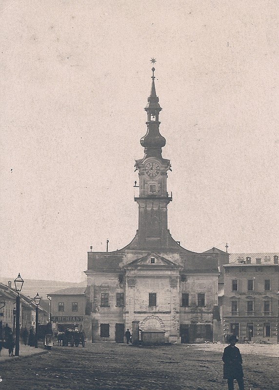 Pohľad na kašnu pred radnicou okolo roku 1893 (foto: Múzeum v Kežmarku)