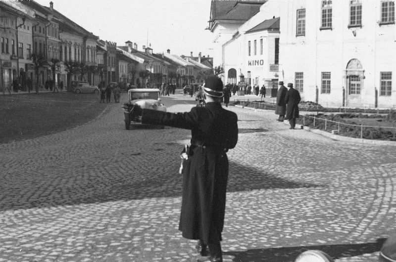 Policajt dohliadajúci na nový smer jazdy pred kežmarskou radnicou v roku 1939