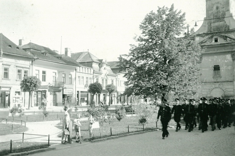 Pochodujúci kežmarskí gardisti v blízkosti radnice (foto: Múzeum v Kežmarku)