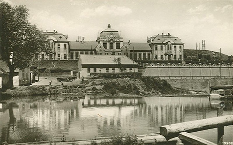 Výpravná budova stanice z protiľahlého brehu rieky Poprad