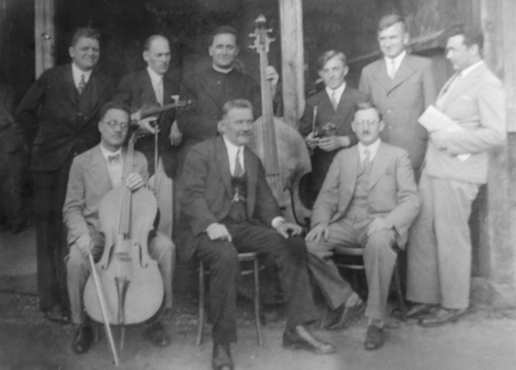 Jozef Stanko s členmi Katolíckeho kruhu (sediaci v strede)