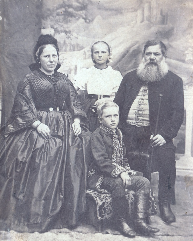 Rodinná fotografia Alexandrovcov, matka Rosina Matilda, sestra Mária, otec Ignác, v strede mladý Vojtech Alexander.