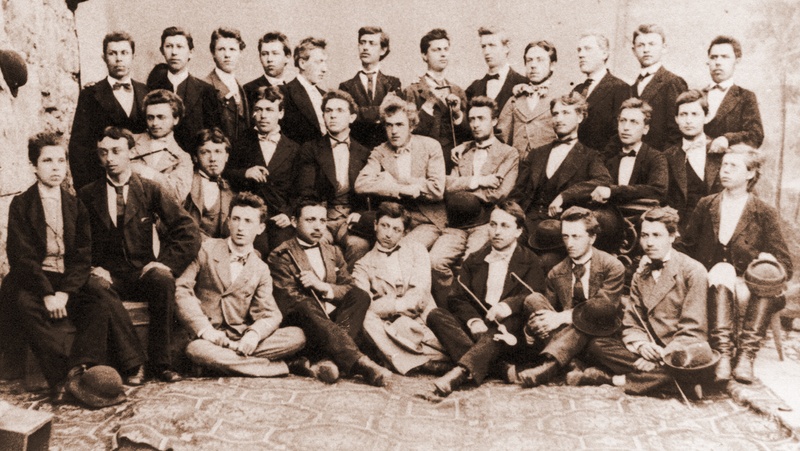 Triedna fotografia zo študentských čias Vojtecha Alexandra na evanjelickom gymnáziu - lýceu. Vojtech je študent v strede snímky so svetlým sakom a svetlými vlasmi.