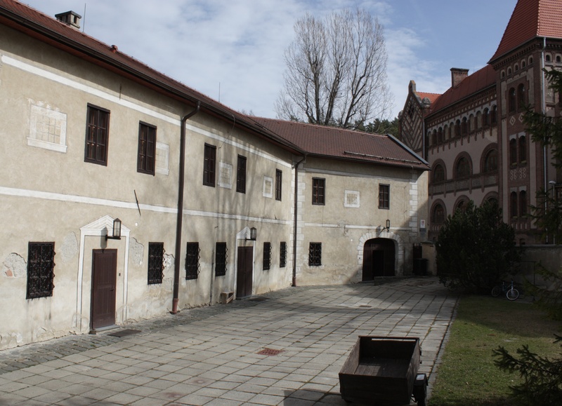 Súčasná fotografia Administratívnej časti Kežmarského hradu, kde sídlila nemocnica pre chudobných, v ktorej pôsobil MUDr. Vojtech Alexander.