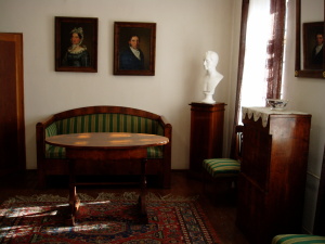 Expozícia na poschodí s ucelenými zbierkami sedacieho nábytku od baroka k neorokoku.